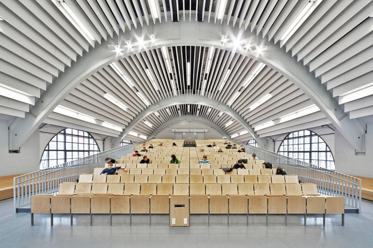 Studierende sitzen im Hörsaal in der historischen Maschinenhalle der TU Darmstadt