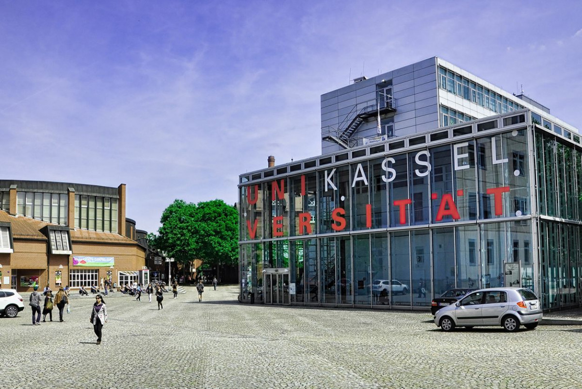 Eingang zum zentralen Campus der Universität Kassel am Holländischen Platz