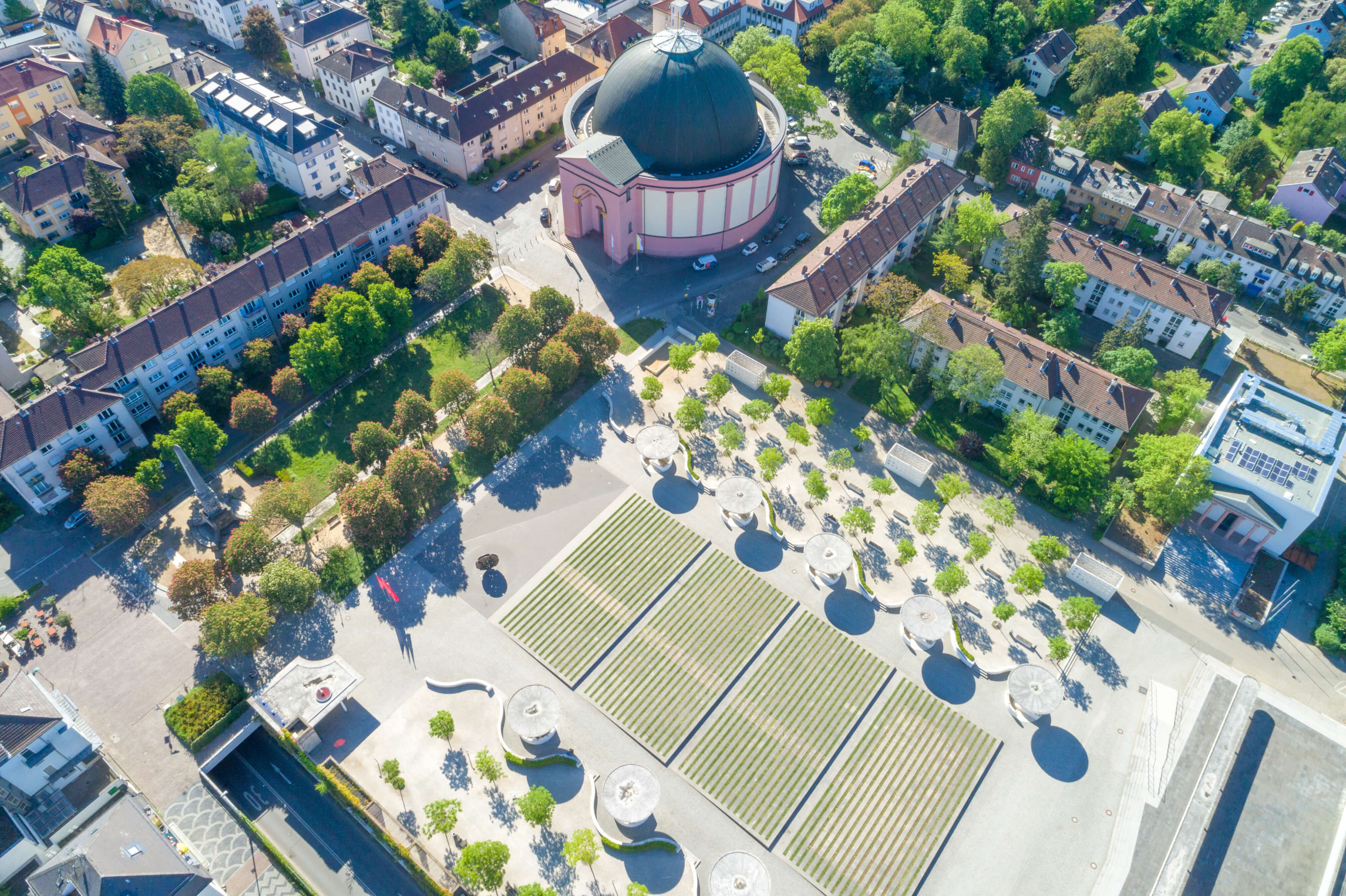 Eine Stadt mit Bäumen von oben