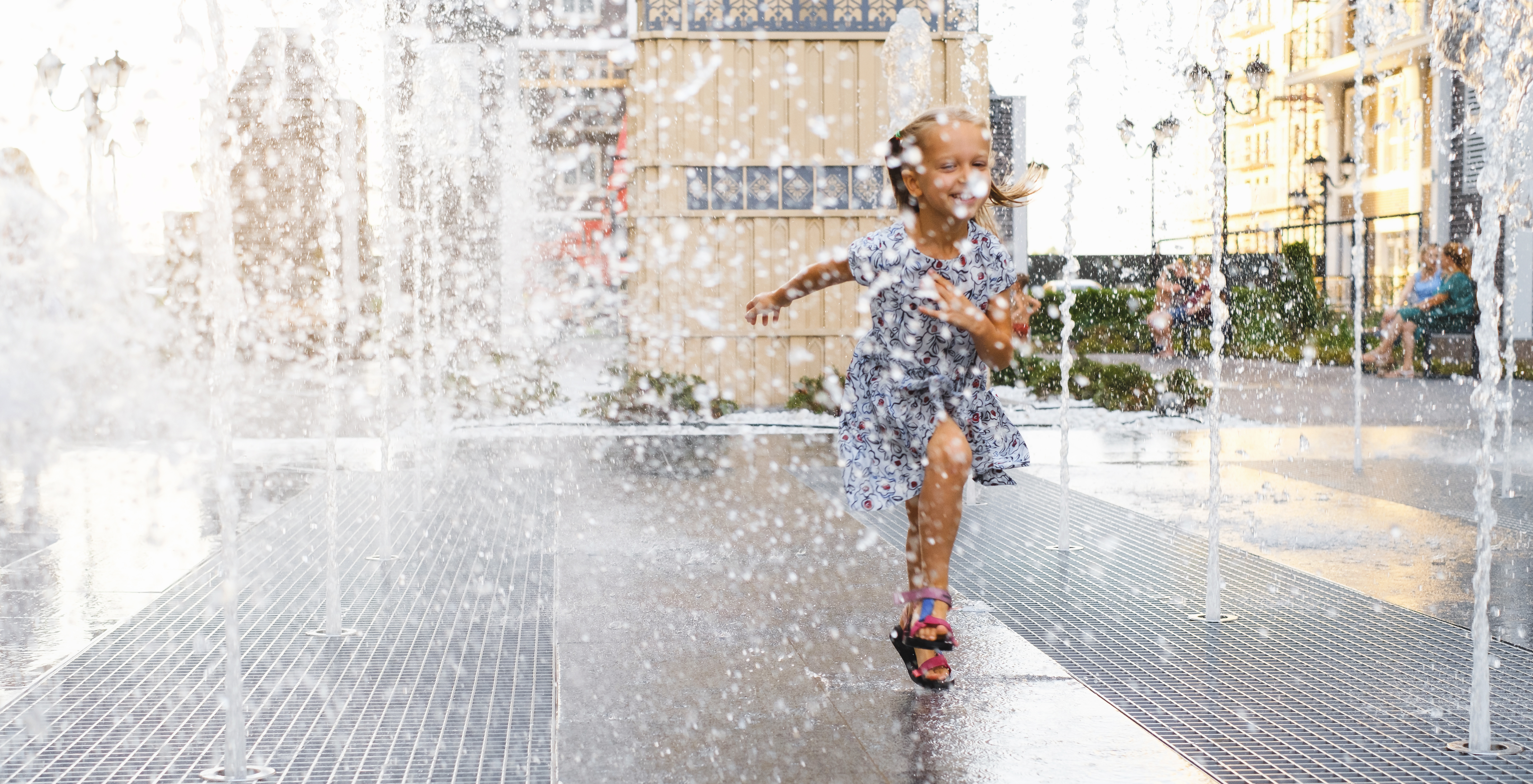 Spielendes Kind am Brunnen